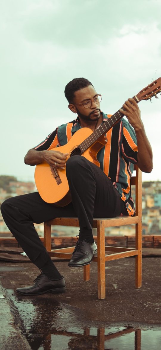 deeo App 今日视图界面截图，顶部显示日期与天气，下方三条待办卡片带彩色优先级标签，底部为快捷新建按钮